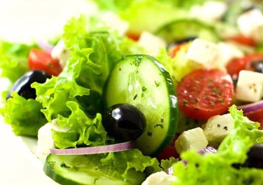 Необычное прочтение известного блюда: салат Цезарь с оливками