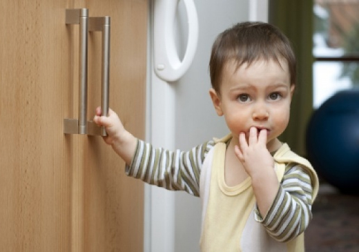 Ребенок везде открывает двери: что делать