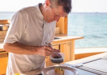 Майские праздники с высокой кухней: гастроли знаменитого шеф-повара Майкла Вигналла в ресторане-аттракционе  Flying Sauces курорта Soneva Fushi