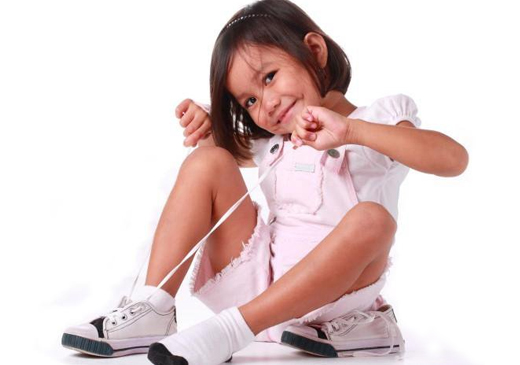 Как ребенок овладевает завязыванием шнурков?