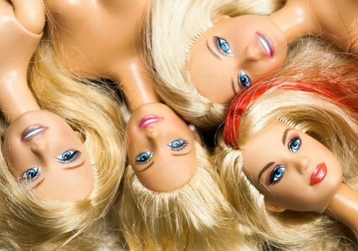 Больше половины россиян любят розовый цвет и считают, что кукла Barbie сформировала их стиль в одежде