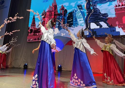 В московском РУДН состоялся праздник русской культуры с национальными костюмами, играми и танцевальными номерами