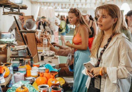 48 художников и дизайнеров и 4 дня ярмарки на берегу Черного моря: ярмарка «Арт.Молодость» открыла свои двери на Фестивале молодого искусства «Таврида.АРТ» 