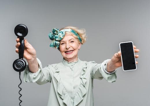 С бабулей на связи: как выбрать мобильный телефон для пожилого человека