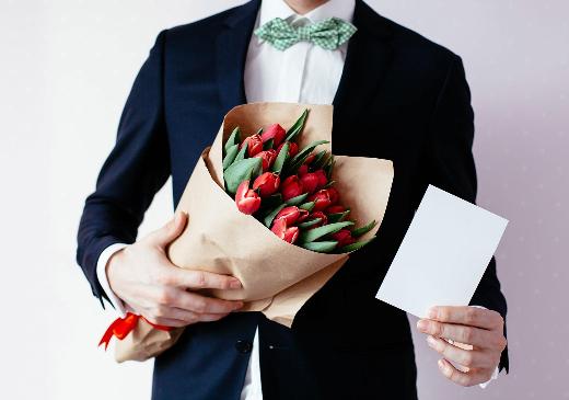 На 8 марта мужчины чаще дарят подарки коллегам, чем вторым половинкам