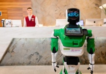 В России создали робота-дворецкого, который начал обслуживать туристов в гостинице