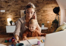Две трети россиян не считают материнство помехой для успешного бизнеса женщины