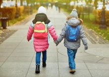 Россияне рассказали, с какого возраста готовы отпускать детей в школу одних
