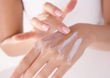 Как сохранить руки гладкими и без шелушения: советы по мытью посуды и уходовая косметика для рук