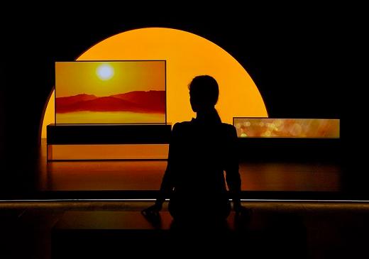 Впечатляющая инсталляция сворачивающегося OLED телевизора LG на Миланской неделе дизайна