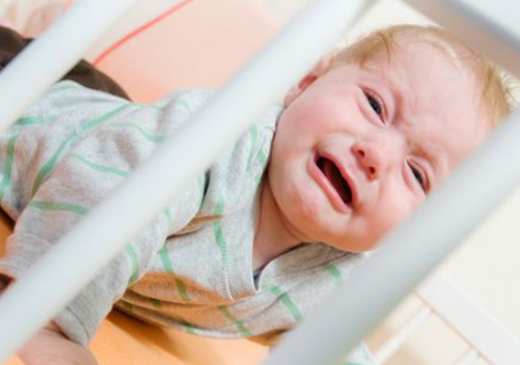 Ребенок плачет перед сном – причины известны?