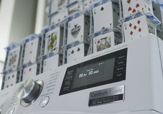 Карточный домик, построенный на работающей стиральной машине LG, установил рекорд Гиннесса