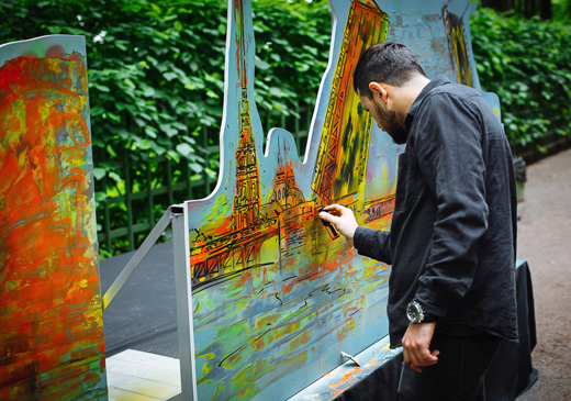 В День Города все желающие вместе с Андреем Бергером смогли раскрасить уникальный арт-объект в рамках акции «Раскрась Питер #счайноголиста»