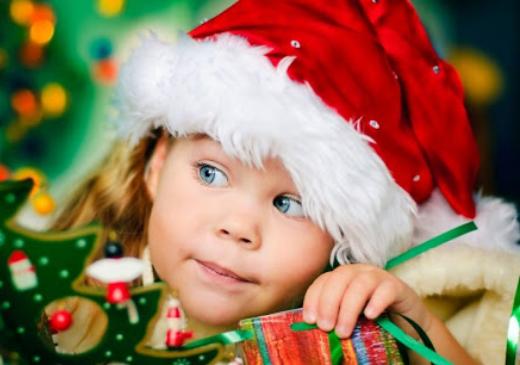 Что подарить ребенку на Новый год? Сладкие и универсальные подарки от Деда Мороза