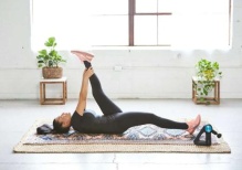 7 упражнений для тонкой талии, которые можно делать лежа