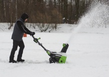 Снегоуборщик - лучшее спасение от снежной зимы