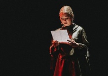 «Наша культура никогда никому не достанется»: Ирина Дубцова в образе Родины-матери предстала на спектакле «Вера. Надежда. Любовь»