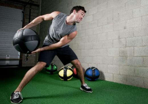 Тренировка с набивным мячом: особенности, польза, упражнения