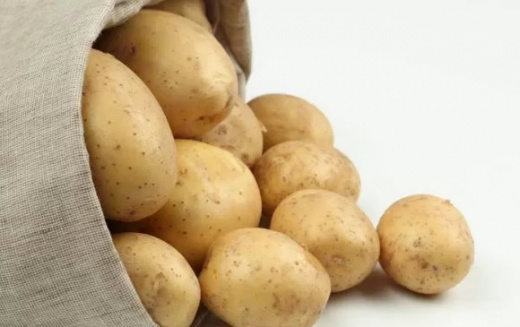 Почему молодую картошку едят вместе с кожурой