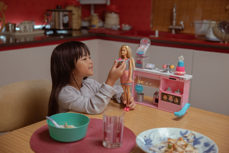 игра в куклы помогает детям развивать эмпатию и социальные навыки