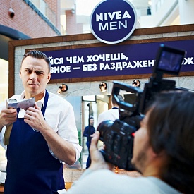 По острию ножа: смельчаки Санкт-Петербурга смогут попробовать экстремальные способы бритья в Барбершопе NIVEA MEN