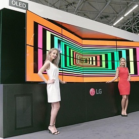 Компания LG представила инновационные цифровые дисплеи, выполненные по OLED-технологии, и новые LCD- дисплейные решения для бизнеса на выставке ISE 2017